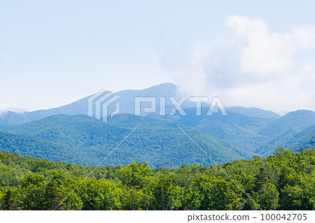 Scenery of the Shiretoko mountain range in Shiretoko, Hokkaido 100042705