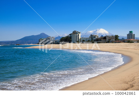 <鳥取縣> 2月從皆生海岸看到的皆生溫泉街和白雪皚皚的大山 100042861