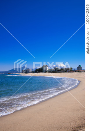 <Tottori Prefecture> Kaike Onsen Town and Snow-capped Mt. Daisen seen from Kaike Beach, February <Tottori Prefecture> Kaike Onsen Town and Snow-capped Mt. Daisen seen from Kaike Beach, February 100042866