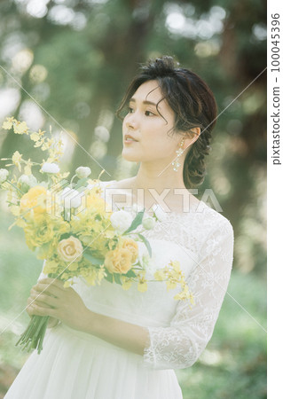 bride with bridal wedding image bouquet 100045396