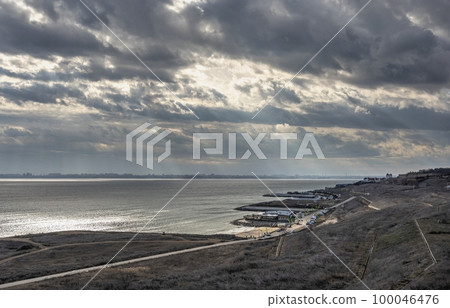 Gloomy clouds in the sky over the sea 100046476