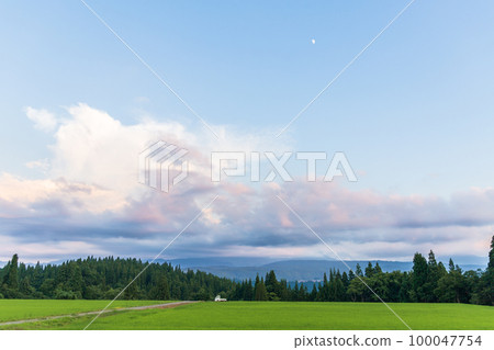 新潟縣津南町魚沼越光稻田，夏季的夜空和半月 100047754