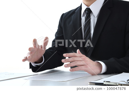商人在會議上給出解釋/意見 商人在會議上給出解釋/意見 100047876