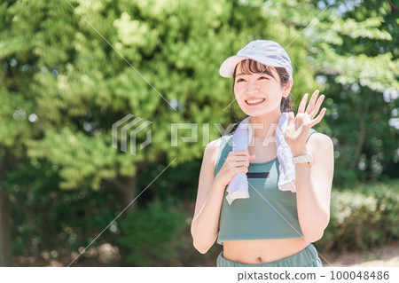 女性運動、訓練、公園散步(毛巾、出汗、排毒) 女性運動、訓練、公園散步(毛巾、出汗、排毒) 100048486