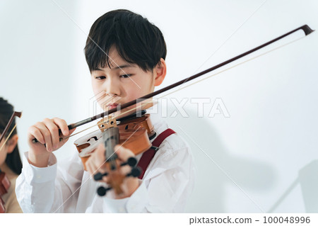 拉小提琴的孩子 拉小提琴的孩子 100048996