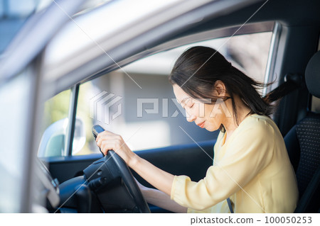 Middle women who doze off driving 100050253