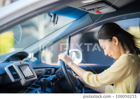Middle women who doze off driving 100050255