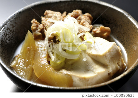 黑色背景中拍攝豆腐、洋蔥、長洋蔥、牛肉和肉豆腐 黑色背景中拍攝豆腐、洋蔥、長洋蔥、牛肉和肉豆腐 100050625