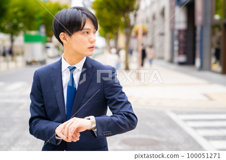 An office worker who goes around cool walking suits downtown 100051271