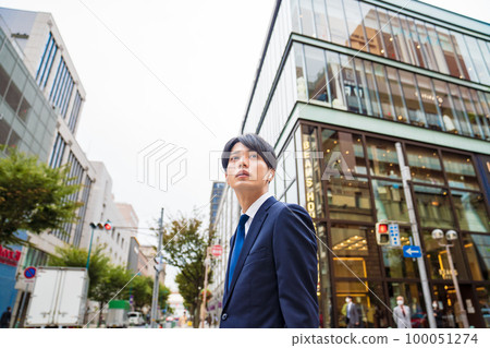 Salaryman's portrait, downtown, office district, earphones, earphones, noise canceling Salaryman's portrait, downtown, office district, earphones, earphones, noise canceling 100051274