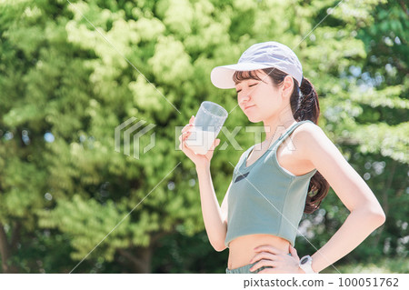 在公園訓練時喝蛋白質的女人 100051762