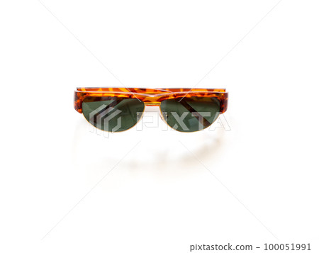 Brown sunglasses. 100051991