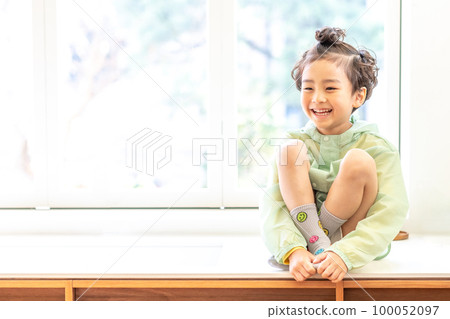 spring child lifestyle health growth 100052097