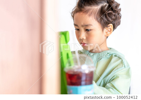 spring child lifestyle health growth 100052412