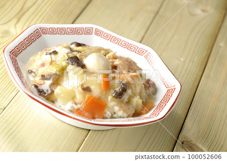 中國飯碗放在八角形的中國盤子上 100052606