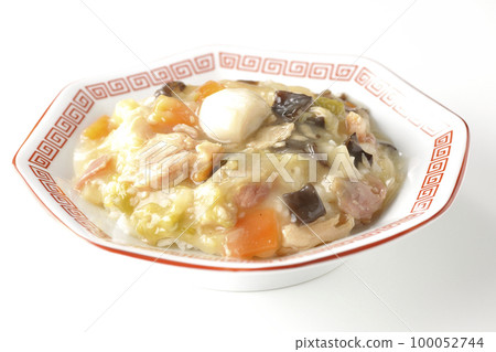在白色背景下拍攝了一個放在八角形中國菜上的中國飯碗 100052744