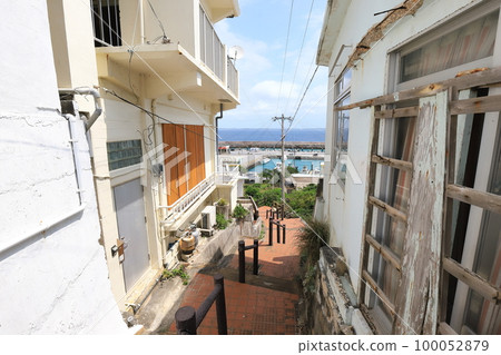 沖繩、宮古島市、伊良部島、薩拉濱漁港和色彩繽紛的街道 100052879