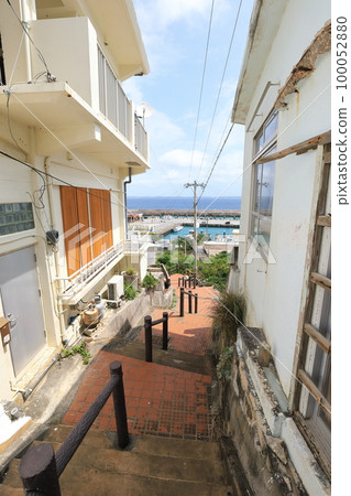 沖繩、宮古島市、伊良部島、薩拉濱漁港和色彩繽紛的街道 沖繩、宮古島市、伊良部島、薩拉濱漁港和色彩繽紛的街道 100052880