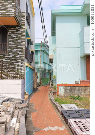 沖繩、宮古島市、伊良部島、薩拉濱村的多彩街道 沖繩、宮古島市、伊良部島、薩拉濱村的多彩街道 100052881