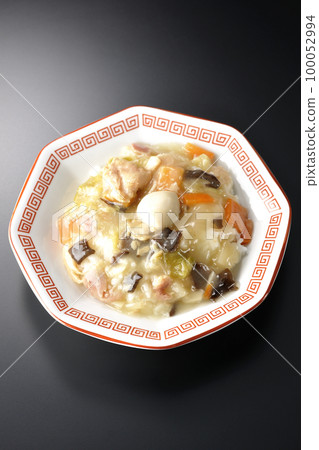 在黑色背景的八角形中國菜上盛放中國飯碗的鳥瞰圖 100052994