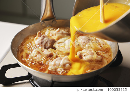 親子蓋飯用打蛋的烹飪場景 親子蓋飯用打蛋的烹飪場景 100053315