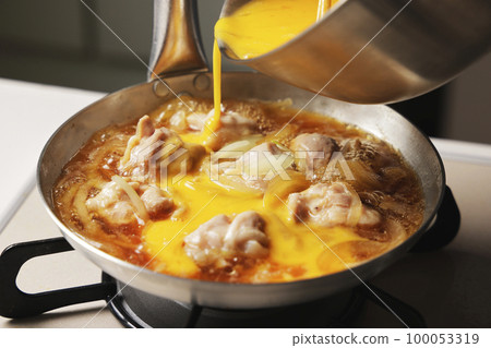 Cooking scene of oyakodon with beaten egg Cooking scene of oyakodon with beaten egg 100053319