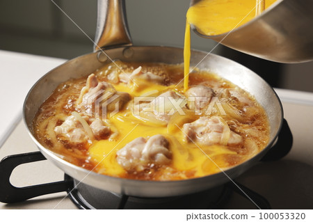 Cooking scene of oyakodon with beaten egg 100053320