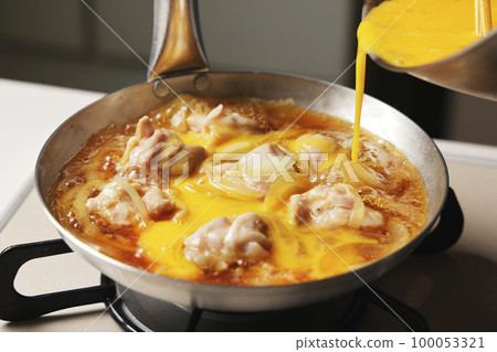 親子蓋飯用打蛋的烹飪場景 100053321