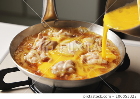 親子蓋飯用打蛋的烹飪場景 100053322