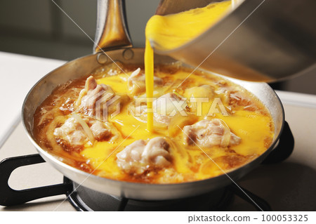 Cooking scene of oyakodon with beaten egg Cooking scene of oyakodon with beaten egg 100053325
