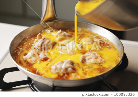 Cooking scene of oyakodon with beaten egg Cooking scene of oyakodon with beaten egg 100053326