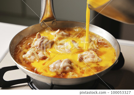 Cooking scene of oyakodon with beaten egg 100053327