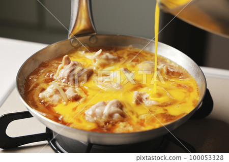 Cooking scene of oyakodon with beaten egg Cooking scene of oyakodon with beaten egg 100053328