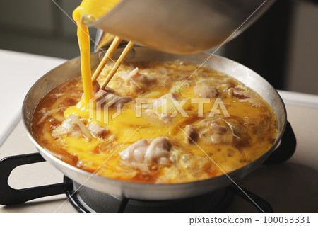 Cooking scene of oyakodon with beaten egg Cooking scene of oyakodon with beaten egg 100053331