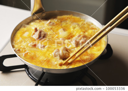 Cooking scene of oyakodon with beaten egg Cooking scene of oyakodon with beaten egg 100053336