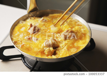 Cooking scene of oyakodon with beaten egg Cooking scene of oyakodon with beaten egg 100053337