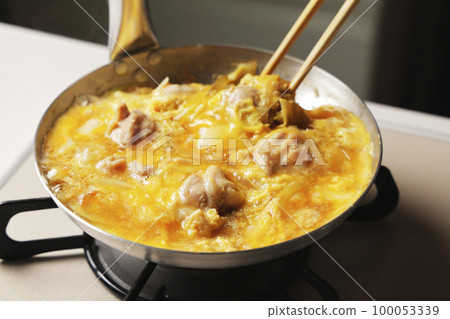 親子蓋飯用打蛋的烹飪場景 親子蓋飯用打蛋的烹飪場景 100053339
