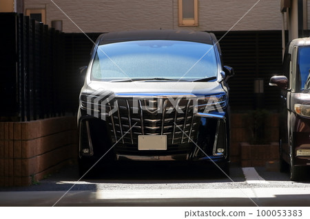 Minivan image Minivan image 100053383