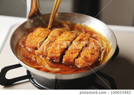 在鍋裡煮豬排蓋飯 在鍋裡煮豬排蓋飯 100053483