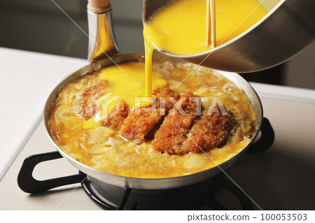 Katsudon being cooked in a pot 100053503