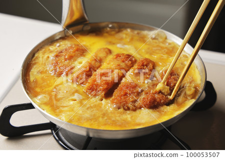 在鍋裡煮豬排蓋飯 100053507