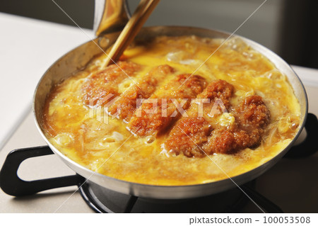 在鍋裡煮豬排蓋飯 100053508