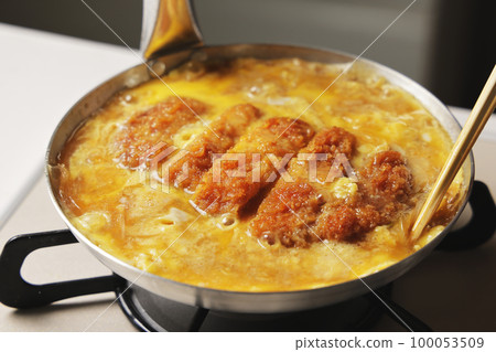Katsudon being cooked in a pot 100053509