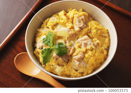 蓬鬆的親子蓋飯與 mitsuba 100053573