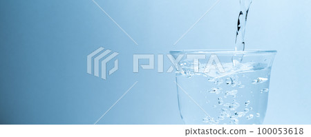 pour water into a cup 100053618