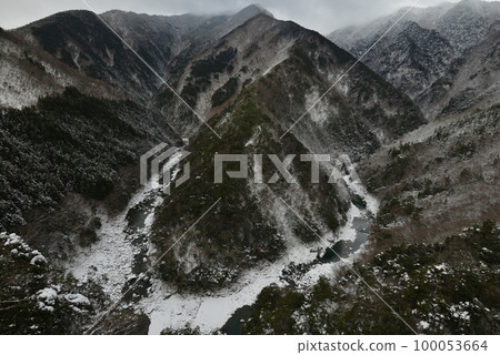 Hinoji Valley Winter Scenery (Nishiiya, Miyoshi City, Tokushima Prefecture) Hinoji Valley Winter Scenery (Nishiiya, Miyoshi City, Tokushima Prefecture) 100053664