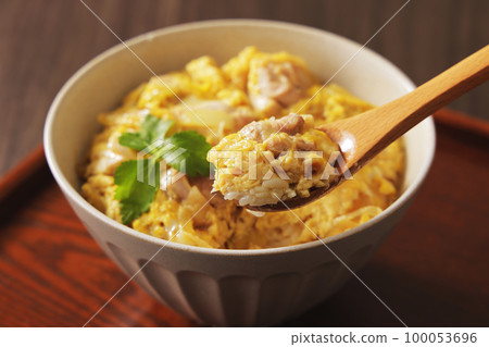 Fluffy oyakodon with a wooden spoon 100053696