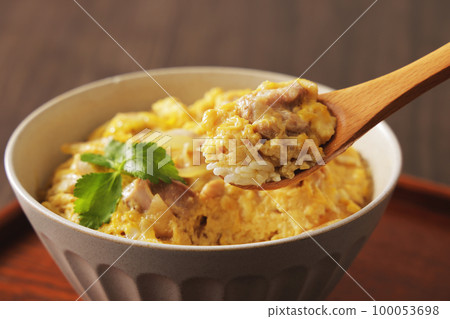 Fluffy oyakodon with a wooden spoon 100053698