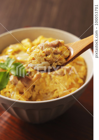 Fluffy oyakodon with a wooden spoon Fluffy oyakodon with a wooden spoon 100053701
