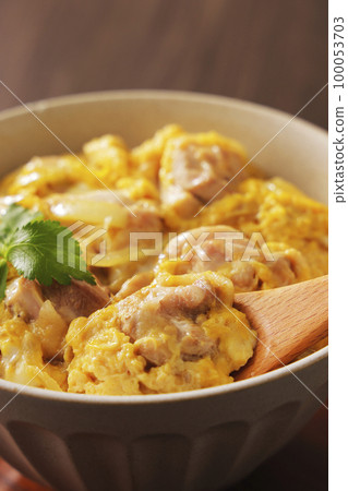 Fluffy oyakodon with a wooden spoon 100053703